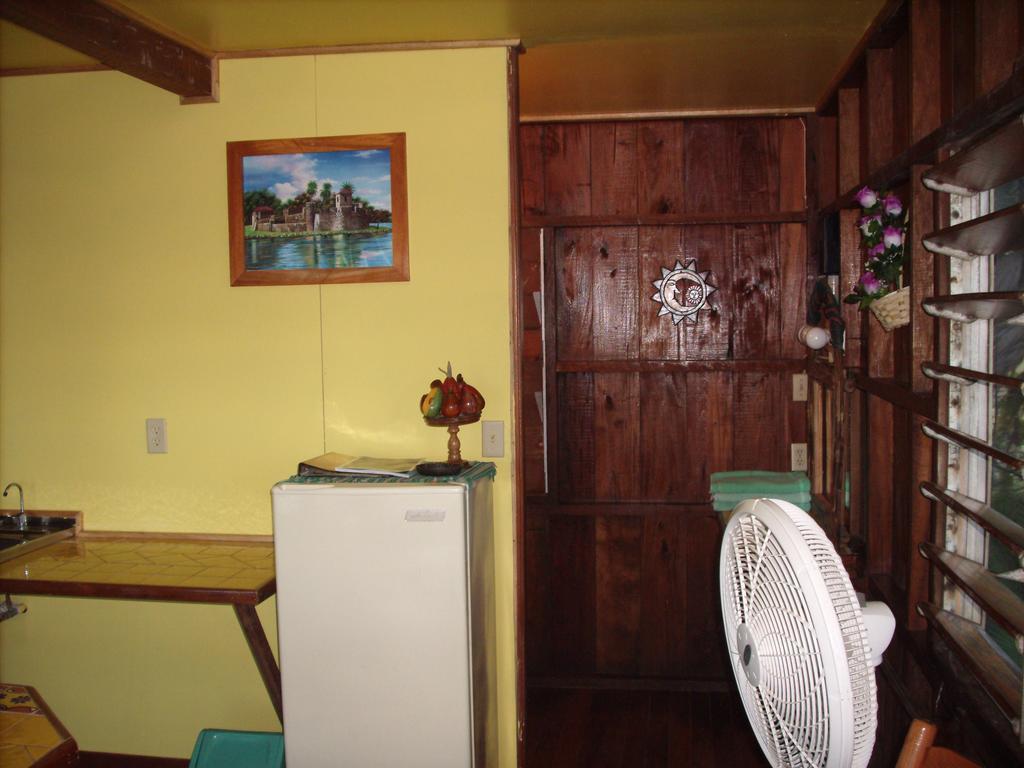Green Parrot Beach Houses And Resort Placencia Exterior foto