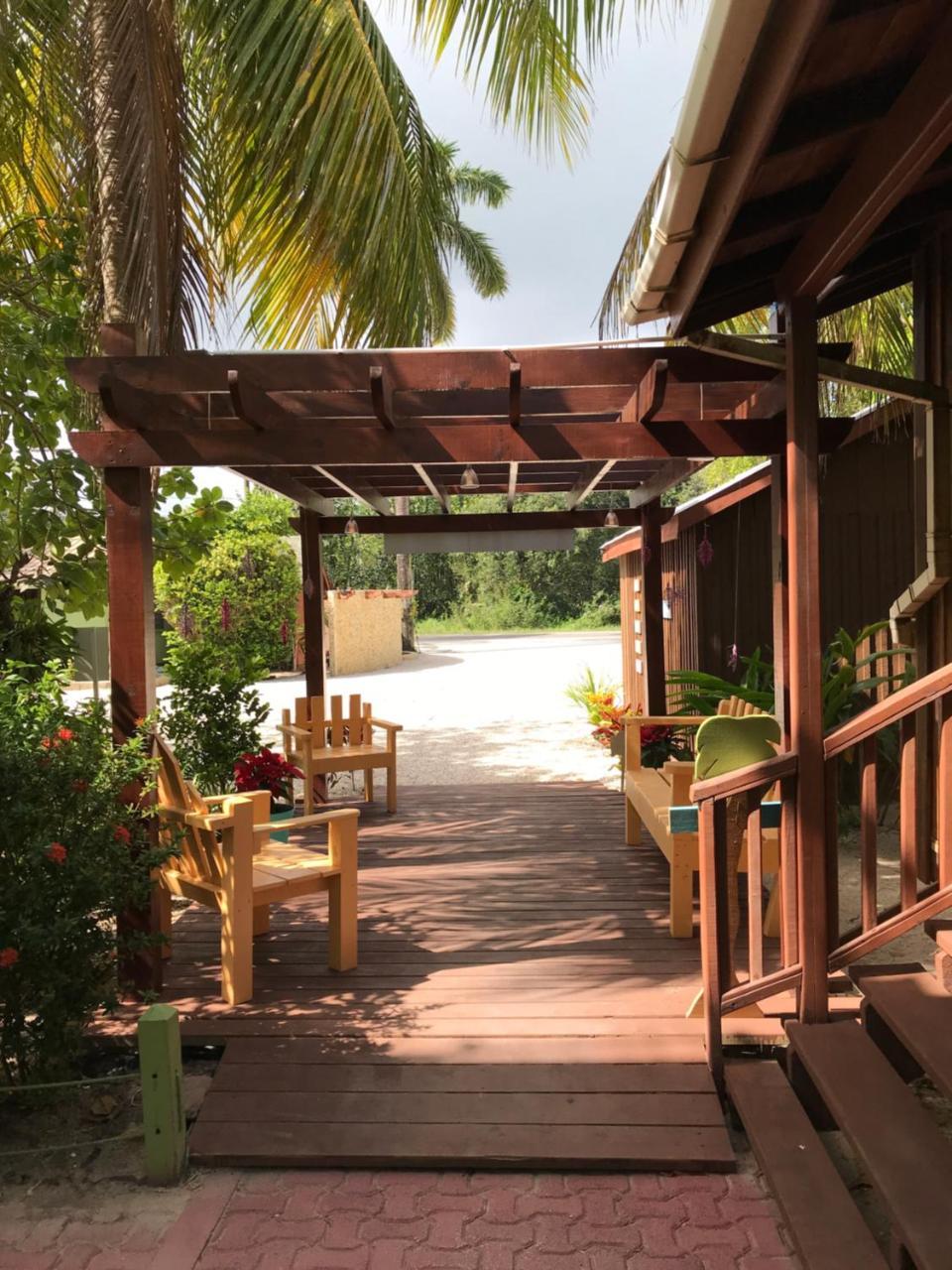 Green Parrot Beach Houses And Resort Placencia Exterior foto